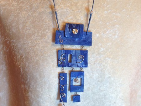 sautoir fimo marbrures bleu jean+ fil d,argent inoxydable 35 euros